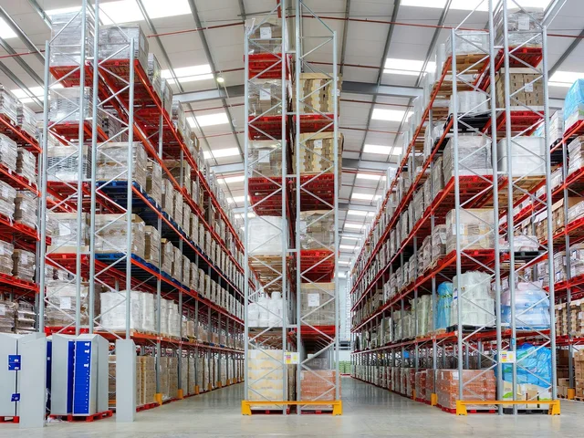 High-bay warehouse racking with pallet storage for consolidated shipments